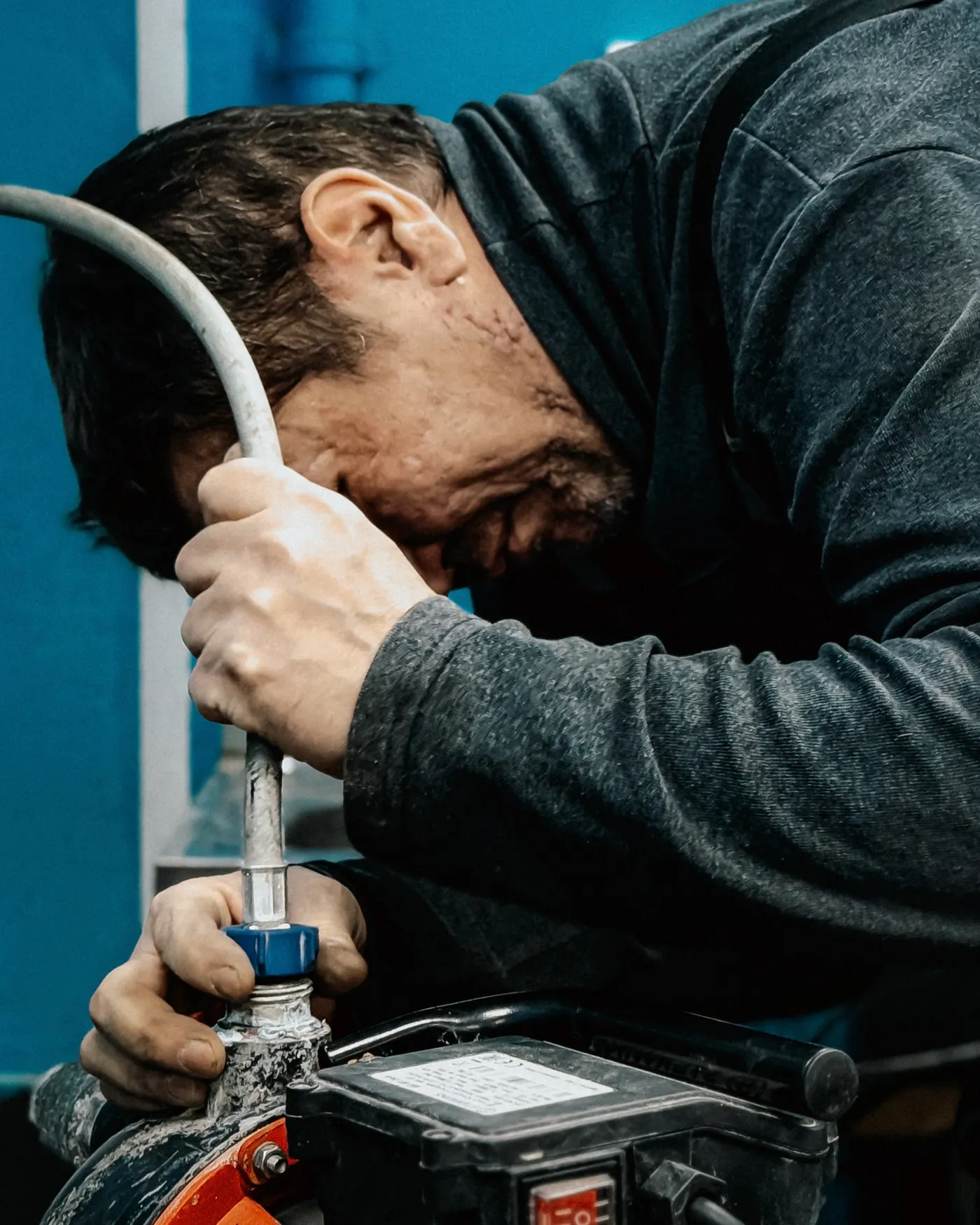 Técnico operando una máquina destapadora de cañerías